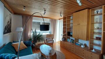 Fernseher, DVD-Player, Bücher, Stereoanlage