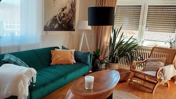 Fernseher, DVD-Player, Bücher, Stereoanlage