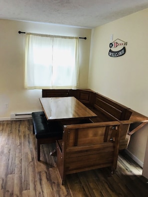 Interior - Lakefront Reteat with boats and fire pit.  (Tobyhanna)
