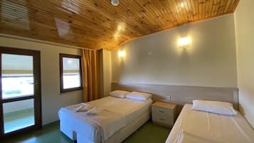 Habitación cuádruple | Escritorio y ropa de cama
