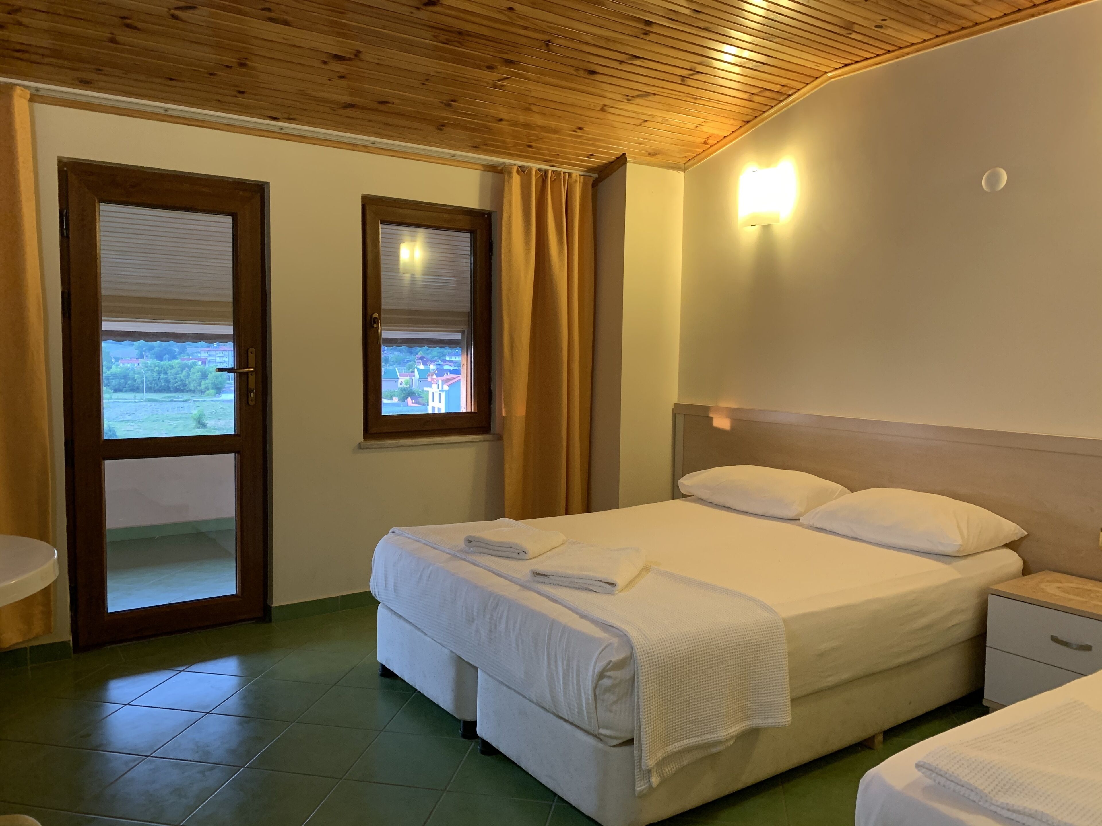Habitación cuádruple | Escritorio y ropa de cama
