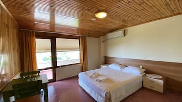 Habitación, vistas al mar | Escritorio y ropa de cama