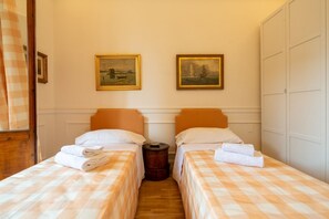 2 slaapkamers, een bureau, een strijkplank/strijkijzer, wifi
