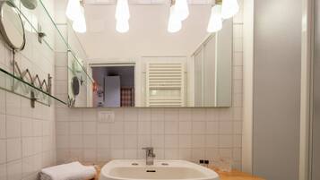 Dusche, Haartrockner, Bidet, HandtĂŒcher