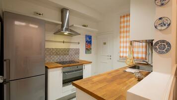 Frigorifero, forno, piano cottura, pentole/stoviglie/utensili