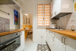Refrigerador, horno, placa de cocina, utensilios de cocina