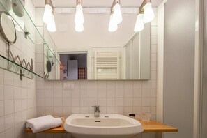 Ducha, secador de pelo, bidet, toallas