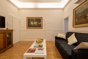 TV - Casa Sole, an elegant apartment for rent in Florence by Mmega (Firenze)
