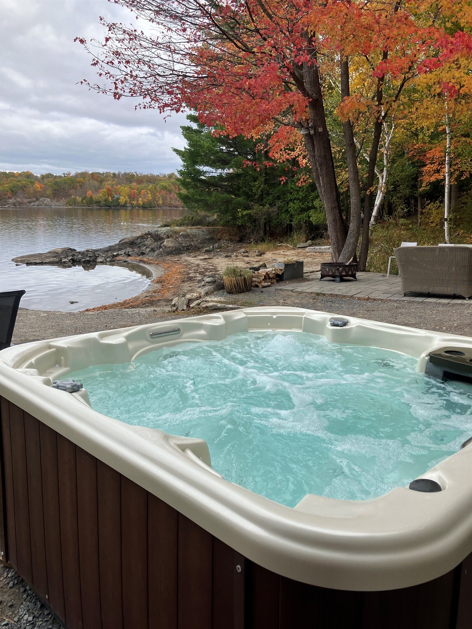 Outdoor spa tub