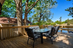 Outdoor dining - Beach1 Riverview Cottage - Wasaga Beach (Wasaga Beach)