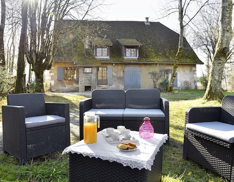Property grounds. La Grange de Jean - 3 bedrooms with garden 300m from Lake Annecy
