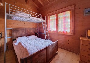 2 bedrooms, iron/ironing board, free WiFi