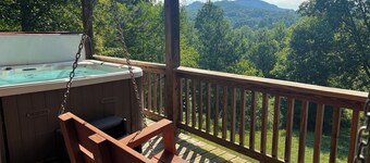 Family-friendly cabin, with mountain views and tranquil creek near Blue Ridge