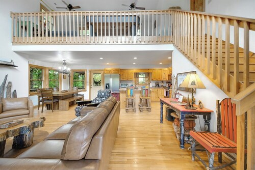 Private Creekside Mountain View Retreat - Hot Tub/Game Room/Fire Pit