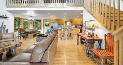 Private Creekside Mountain View Retreat - Hot Tub/Game Room/Fire Pit
