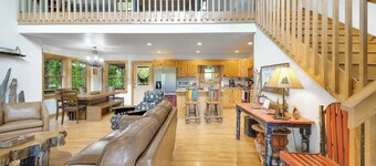 Private Creekside Mountain View Retreat - Hot Tub/Game Room/Fire Pit