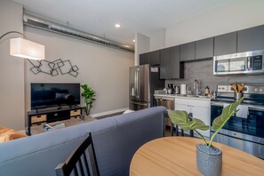 Apartemen Klasik, Bebas Asap Rokok (Self Check-in with Virtual Front Desk) | Area keluarga | Smart TV 49-inci dengan saluran TV digital, TV, dan layanan streaming