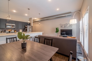Apartament familiar, 2 dormitoris, no fumadors, 2 banys (Self Check-in with Virtual Front Desk) | Sala d'estar | Televisor intel·ligent de 49 polzades amb canals digitals i televisor