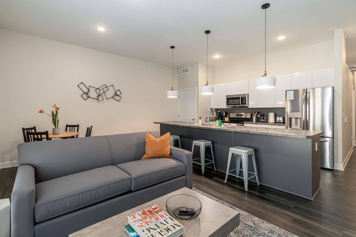 Signature appartement, 2 slaapkamers, niet-roken (Self Check-in with Virtual Front Desk) | Woonruimte | Een 49-inch smart-tv met digitale zenders en televisie