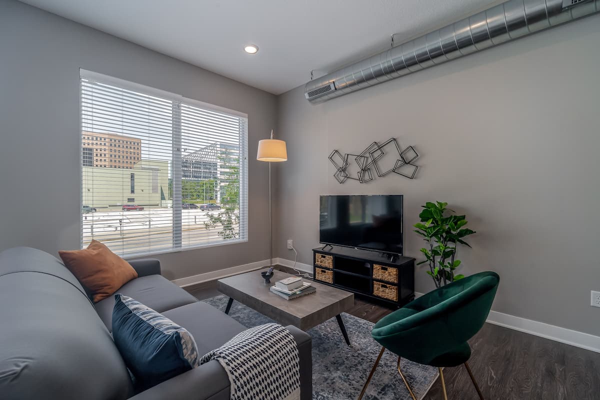 Familie appartement, 2 slaapkamers, niet-roken, 2 badkamers (Self Check-in with Virtual Front Desk) | Woonruimte | Een 49-inch smart-tv met digitale zenders en televisie