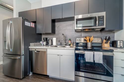Departamento clásico, 1 cama King size y sofá cama (Self Check-in with Virtual Front Desk) | Cocina privada | Refrigerador con congelador, microondas, horno y parrilla de estufa