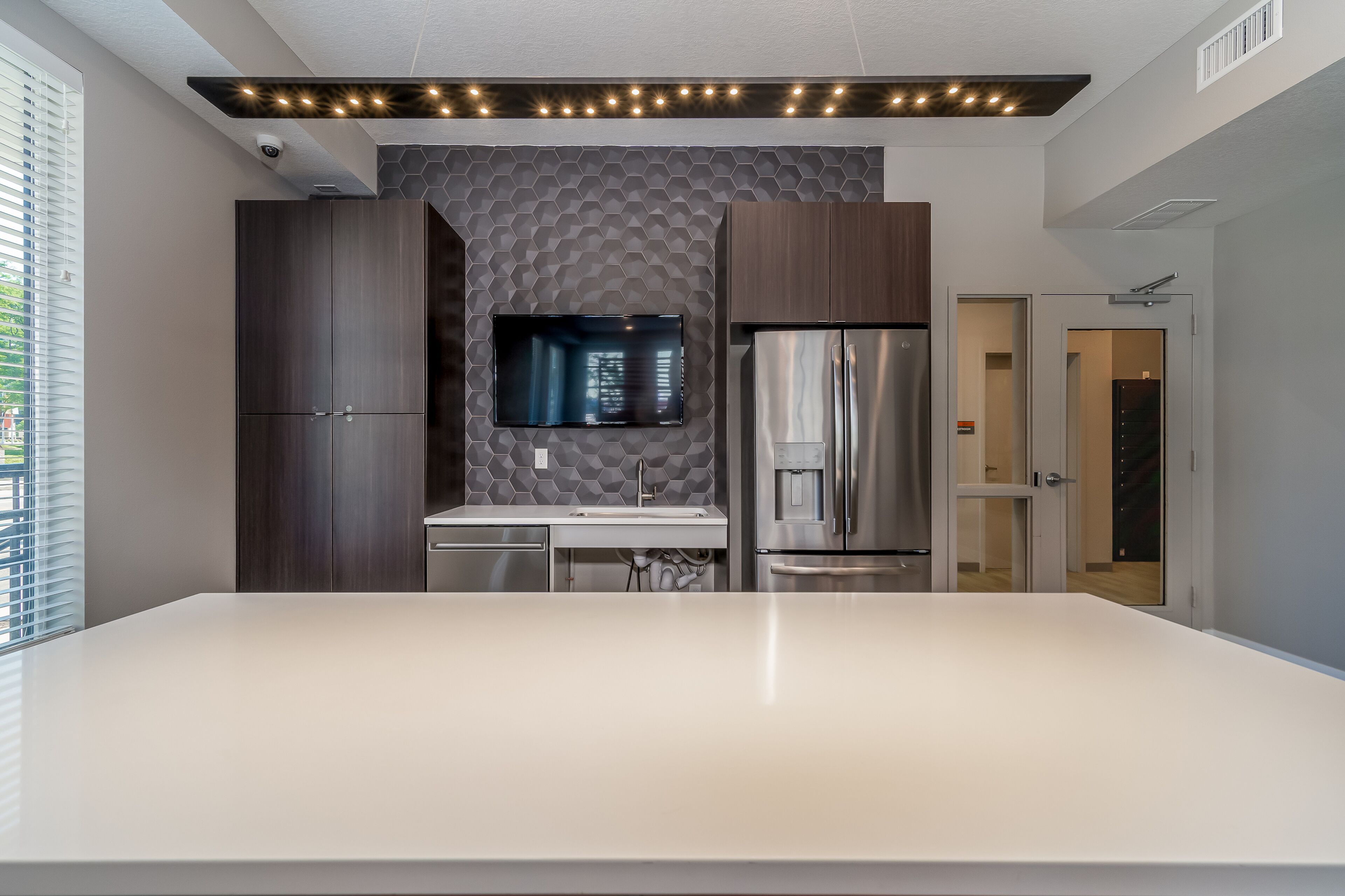 Full-size fridge, microwave, oven, stovetop