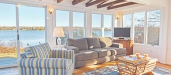 Waterfront amazing views near beaches!
