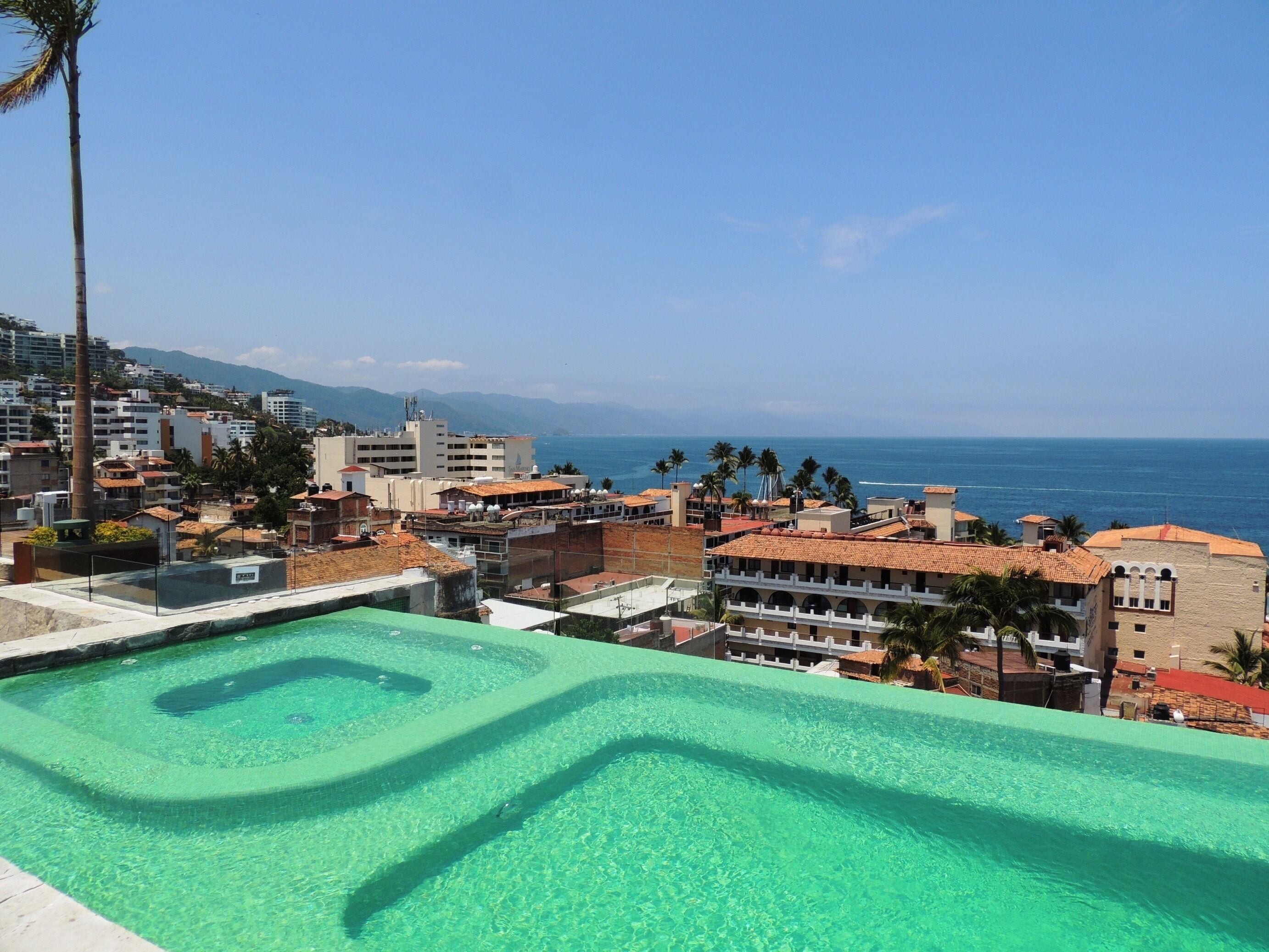 Lämmitetty uima-allas