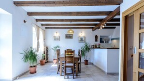 Hus (Three Bedroom Holiday Home) | Spiseområde på rommet