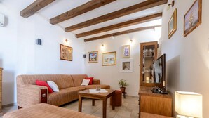 Hus (Three Bedroom Holiday Home) | Oppholdsrom