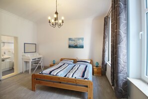 2 makuuhuonetta, tallelokero huoneessa, työpöytä, silitysrauta/-lauta