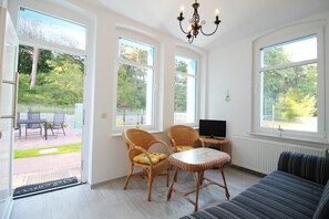 TV, books, stereo, computer monitors - Beachfront apartment w. Terrace, sauna, wallbox, perfect for child+dog, fully fenced (Zempin)