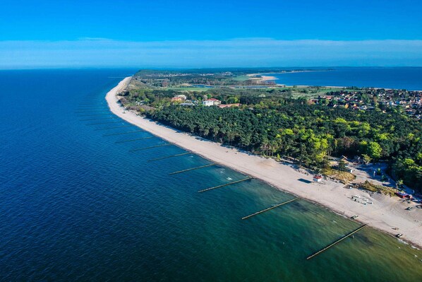 Ranta lähistöllä, aurinkotuoleja