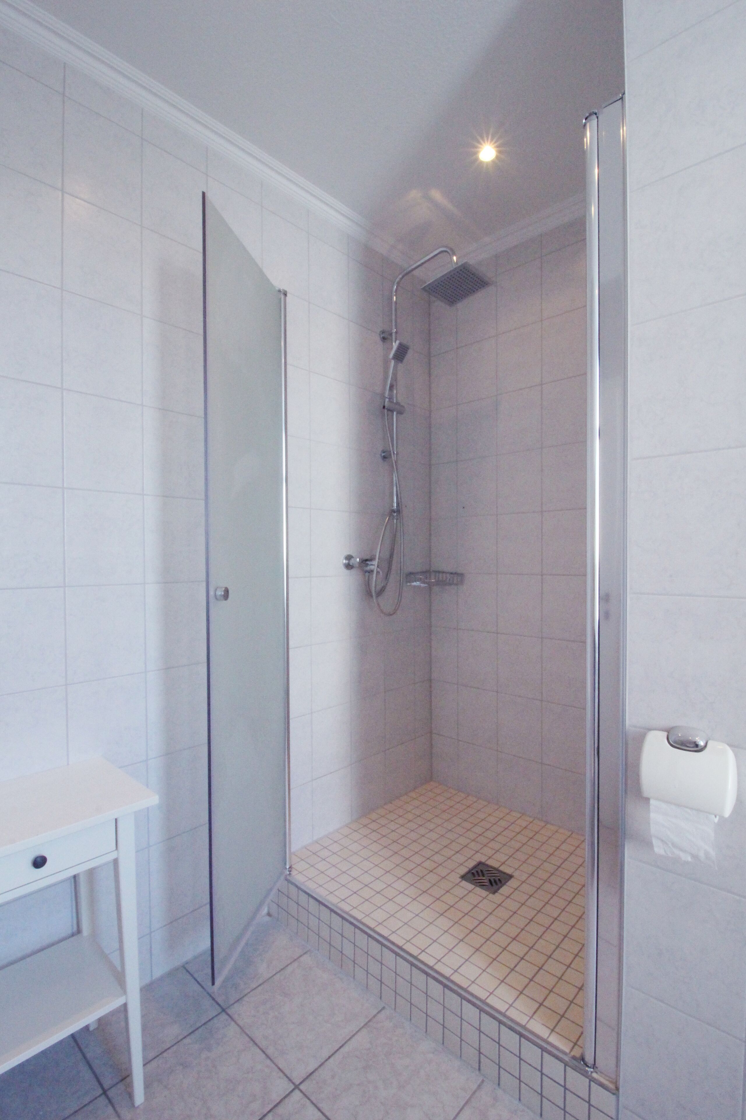 Große Duschkabine mit Regendusche 