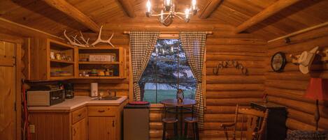 Jääkaappi, mikroaaltouuni, kahvin-/teenkeitin, leivänpaahdin