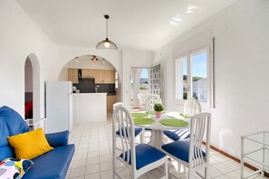 Dining - BADIA 1, 2 hab , piscina,100m playa parking, wifi (Empuriabrava)