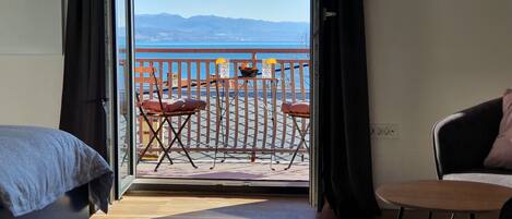 3 bedrooms, desk, iron/ironing board, travel crib