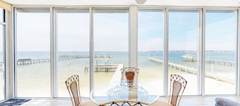 Dog-friendly home on Santa Rosa sound minutes from shopping & dining w/WiFi