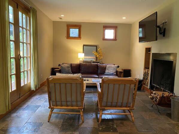 Téléviseur connecté, foyer, lecteur de DVD, livres