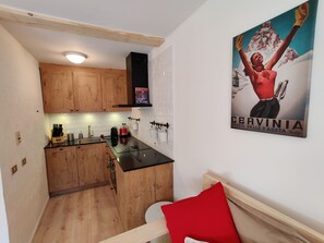 Kylskåp, mikrovågsugn, ugn och spishäll