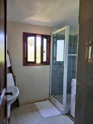 Douche, sèche-cheveux, serviettes fournies, papier toilette