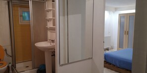 Doccia, sapone, shampoo, carta igienica