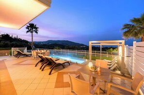 屋外ダイニングエリア