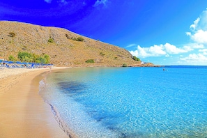 Plage à proximité, chaise longue, serviettes de plage