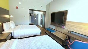 Hypo-allergenic bedding, desk, laptop workspace, blackout curtains - Tru By Hilton Baltimore Harbor East, MD (Baltimore)
