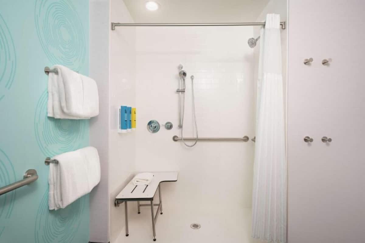 Badezimmer | Kostenlose Toilettenartikel, Haartrockner, Handtücher, Seife