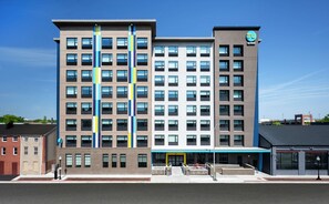 A modern hotel with a blue and yellow facade, multiple floors, and a prominent entrance. - Tru By Hilton Baltimore Harbor East, MD (Baltimore)