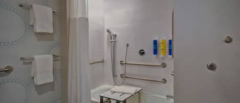 Une douche à l’italienne équipée d’un pommeau de douche à main.