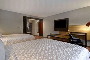 Chambre, 2 grands lits, accessible aux personnes à mobilité réduite, baignoire | Coffres-forts dans les chambres, bureau