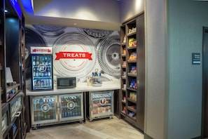 Snack bar - Hampton Inn & Suites Erie Bayfront (Erie)